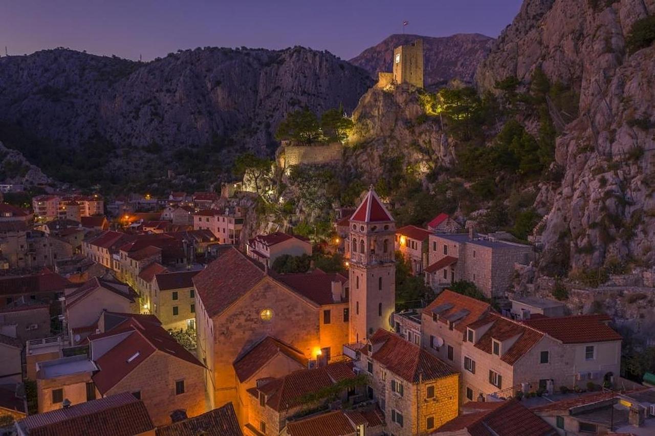 Central Alley Omiš Exteriör bild